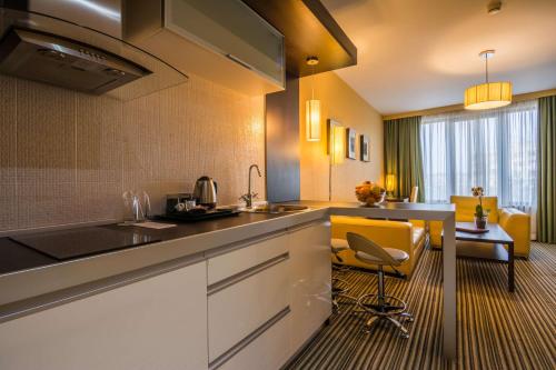 Η κουζίνα ή μικρή κουζίνα στο Best Western Plus Olives City Hotel - Free Pool & Parking
