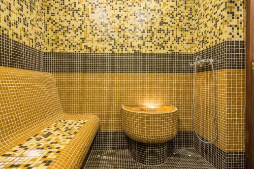 Ένα μπάνιο στο Best Western Plus Olives City Hotel - Free Pool & Parking