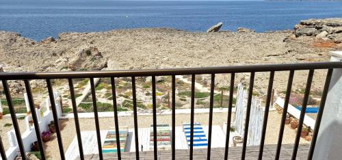 Vom Balkon eines Hauses genießen Sie Meerblick. in der Unterkunft Piso en primera linea de mar - CA NA NÚRIA in Cala Blanca