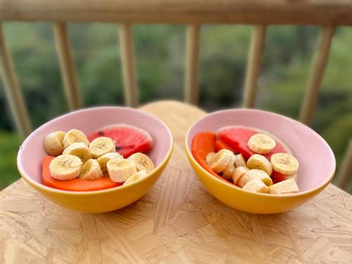 Twee schalen gevuld met fruit en groenten op een tafel. bij Cabañas Colibrí in Cocorná