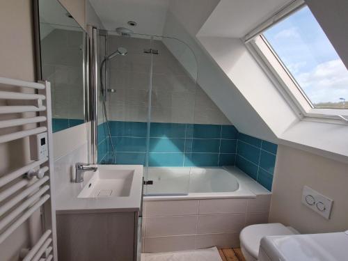 un baño con lavabo y bañera en Holiday Home in Plougasnou with Sea Views, en Plougasnou