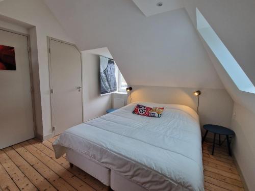 małą sypialnię z łóżkiem na poddaszu w obiekcie Small premium cottage, a nugget by the sea w mieście Plougasnou