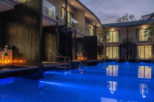 ein Schwimmbad mit blauer Beleuchtung in einem Hotel in der Unterkunft Luminous Resort & Spa by Areca in Phuket