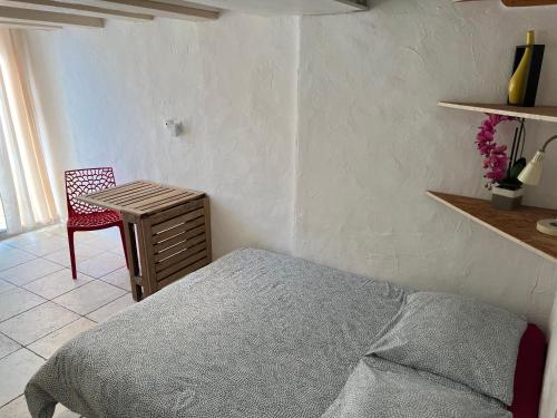 um quarto com uma cama, uma mesa e uma cadeira em Plus belle la vie ici em Marselha