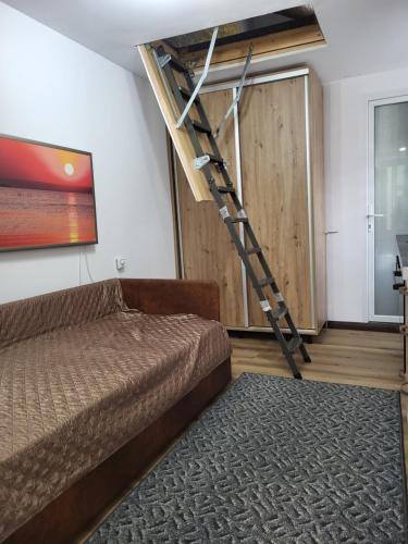Un dormitorio con una cama y una escalera en una habitación en TinyHouseFaget, en Cluj-Napoca