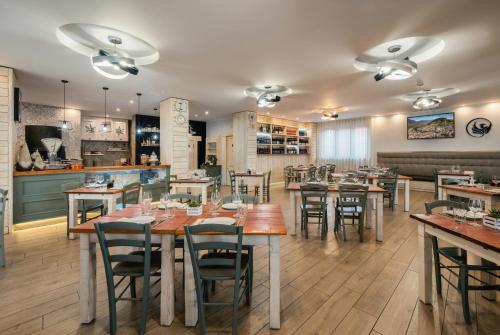 a restaurant with tables and chairs in a room at Hotel La Fenice in Castel di Sangro