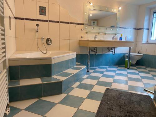 een badkamer met een bad, een wastafel en een toilet bij Ferienzimmer Oelhaf Zimmer in Grün Self Check-In mit Key-Tresore in Wilhelmsdorf