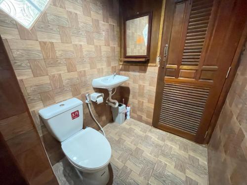 a bathroom with a toilet and a sink at Ruen Orathai Resort in Prachuap Khiri Khan