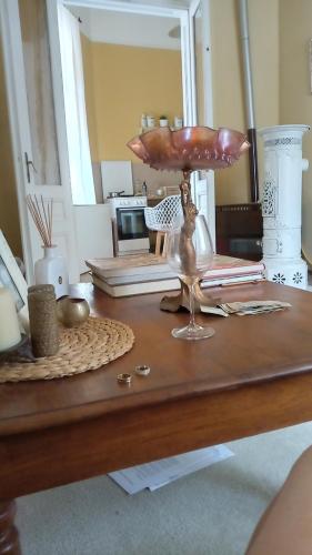 uma mesa com um cogumelo em cima de uma mesa em Cosy em Vršac