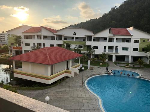 パンコールにあるWalking Distance To The Beach, Pangkorのスイミングプール付きのホテルの景色を望めます。