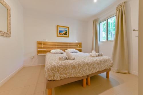 une chambre avec un lit avec des animaux en peluche dessus dans l'établissement Charmant Appartement - Jardinet Privé - 5 minutes des plages Sanguinaires - Ajaccio, à Ajaccio