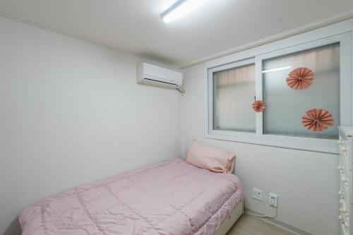 En eller flere senge i et værelse på Hongdae Hyoosik