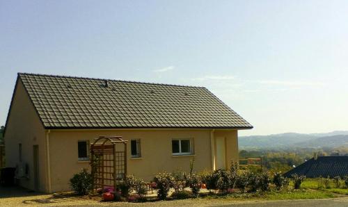 una pequeña casa amarilla con techo en La Mirabelle 85m2 comfort et très jolie vue, en Cublac