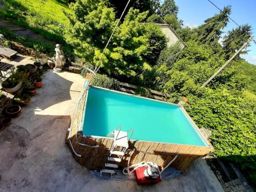 - une vue sur la piscine avec 2 chaises longues dans l'établissement Aux Tuileries Nord b&b, à Créon