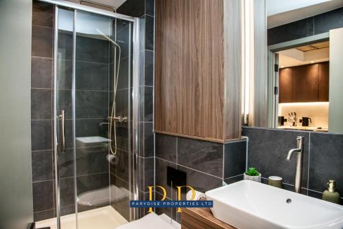 a bathroom with a sink and a shower at Mancunian Luxury Suite - Stylish & Warm 1-Bed - Ideal For Business or Work Stays - By Parydise Properties in Manchester
