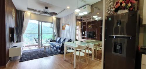 uma cozinha e sala de estar com mesa e cadeiras em Căn hộ shaphire hongai em Ha Long