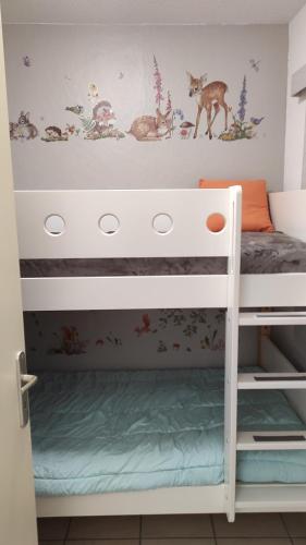 - un lit superposé blanc dans une petite chambre dans l'établissement AU NAUTILUS studio au port avec loggia et parking - plage à 50 m, à Saint-Cyprien