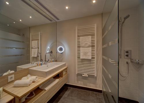 a bathroom with a sink and a shower at Hotel Eibl-Brunner 4-Sterne-Superior in Frauenau
