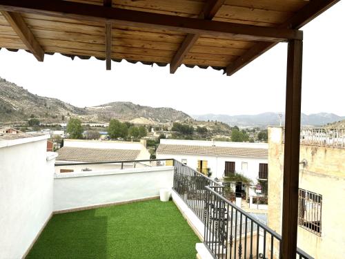 een uitzicht vanaf het balkon van een huis met groen gras bij Casas de Poniente in Cehegín