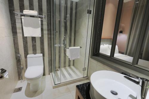 Un baño de The Jesselton Hotel