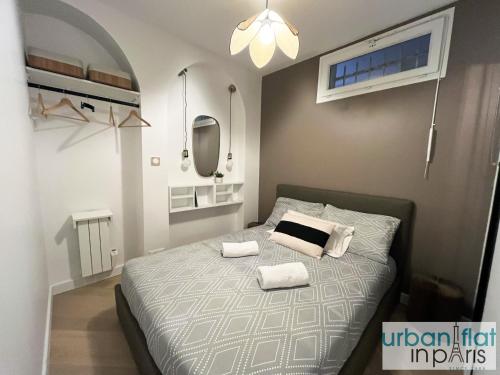 une chambre avec un lit avec deux serviettes dessus dans l'établissement Urban Flat 178 - Cosy Chic 2 Bedroom Flat in Paris, à Paris