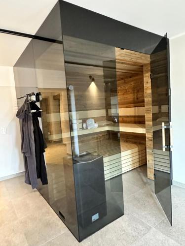 une chambre avec une grande caisse en verre et des vêtements dans l'établissement Zugspitze Apartment Weit.Blick, à Kurort Altenberg