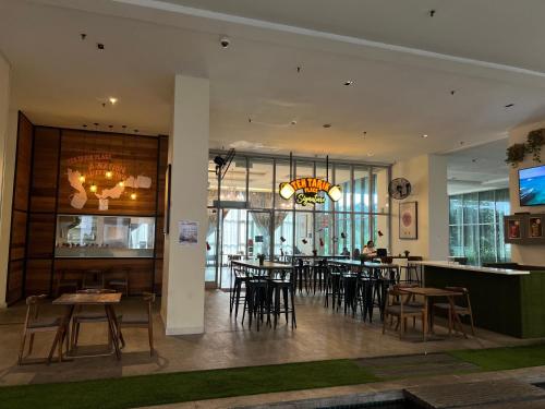 un comedor con mesas y sillas en un restaurante en Regalia Residence by skypool klcc, en Kuala Lumpur