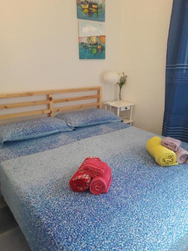 バレストラーテにあるLa Casa sul Mare - Marinaioのベッドの上に座った袋2つ