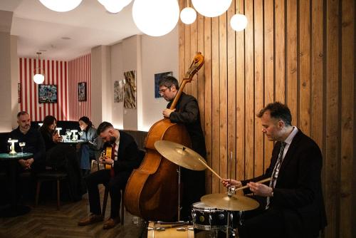 Un homme jouant des tambours et un homme jouant un violoncelle. dans l'établissement D8 House, à Londres