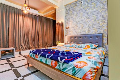 Nadiād的住宿－OYO Meera Guest House，一间卧室,卧室内配有一张大床