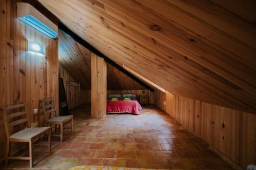 een slaapkamer met een bed op een houten zolder bij Villa Matilde in Blanca