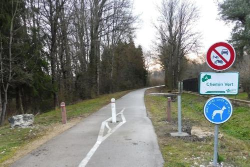 una strada con cartelli ai lati di le petit cocon a Montbozon
