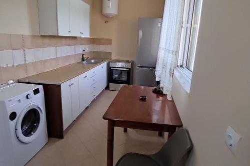 O bucătărie sau chicinetă la Atheras Balcony