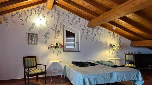 SantʼAlfioにあるCasa Malùのベッドルーム1室(ベッド1台、椅子2脚付)