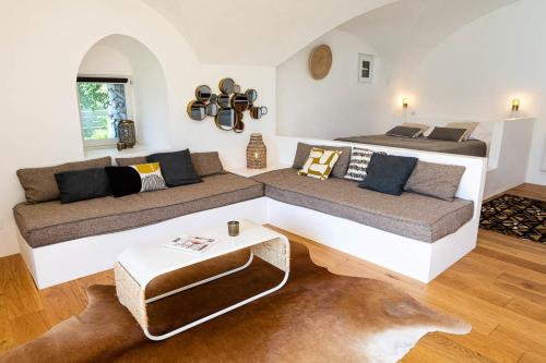 un salon avec un canapé et un lit dans l'établissement LA DEMOISELLE, à Puy-Saint-Martin