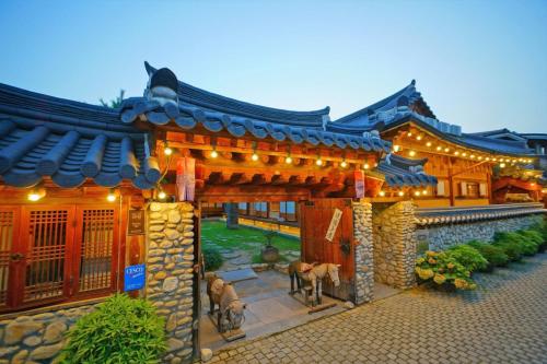 ein Gebäude mit einem Pferd davor in der Unterkunft Hanok Gotaek Goeul in Jeonju