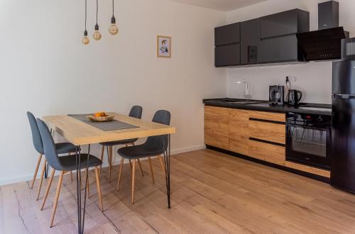 cocina con mesa y sillas en una habitación en Apartmány Mýtinka - Jeseníky, en Jeseník