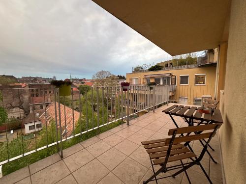 uma varanda com um banco e vista para a cidade em Cherry Abode Apartment with Terrace em Budapeste