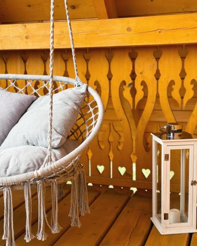 a swing in a room with a wall with hearts at Apartamenty na Soszowie, Wisła - widokowe miejsce z Balią & Prywatną Sauną, obok stoku narciarskiego i Bike Parku, dla max 16 osób in Wisła