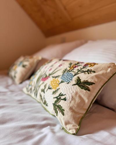 a pillow sitting on top of a bed at Apartamenty na Soszowie, Wisła - widokowe miejsce z Balią & Prywatną Sauną, obok stoku narciarskiego i Bike Parku, dla max 16 osób in Wisła