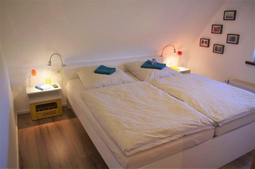 ein Bett mit zwei Kissen darauf in einem Schlafzimmer in der Unterkunft Schmitzebrinks Ferienwohnung in Kierspe