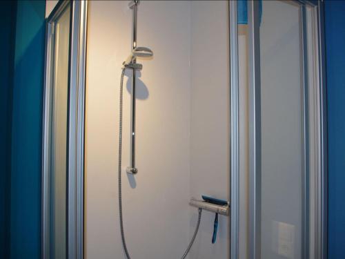 eine Dusche im Bad mit Glastür in der Unterkunft Schmitzebrinks Ferienwohnung in Kierspe