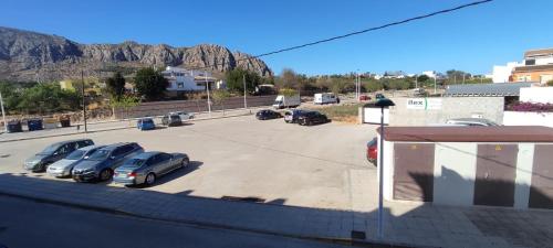 un grupo de autos estacionados en un estacionamiento en Apartamento Saul, en Beniarbeig