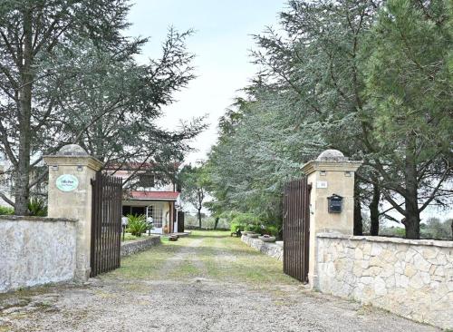 una entrada a una casa con una puerta en Villa Irene en Mottola