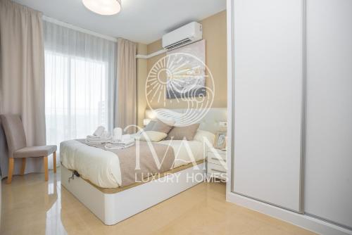 een slaapkamer met een bed met een grote klok aan de muur bij Casa Luz Ivan Luxury Homes 3ªPta Frontal 1ªLínea in Oropesa del Mar
