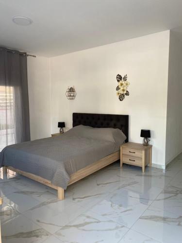 una camera da letto con un letto grande e un tavolo di Amira Dream Apartman a Nea Kalikratia
