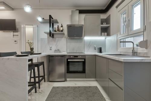 una cocina con electrodomésticos de acero inoxidable y fregadero en Modern Studio for Two, Mytilene Lesvos en Mitilene