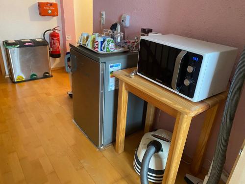 Una cocina o cocineta en Ferienzimmer Oelhaf Zimmer in Weiss Self Check-In mit Key-Tresore