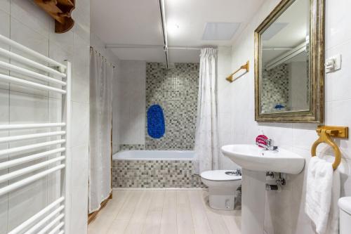 y baño con lavabo, aseo y bañera. en Ganburu apartment by People Rentals, en Bilbao