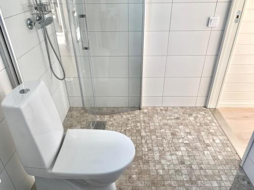 La salle de bains est pourvue d'une douche et de toilettes. dans l'établissement Strandnära, pergola, P-plats, nära Eurovision, à Höllviken
